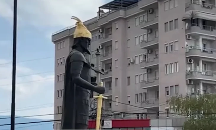 Pas flamurit, përdhoset edhe shtatorja e Skënderbeut në Prizren, përkrenarja dhe shpata e heroit ngjyrosen me ngjyrë ari