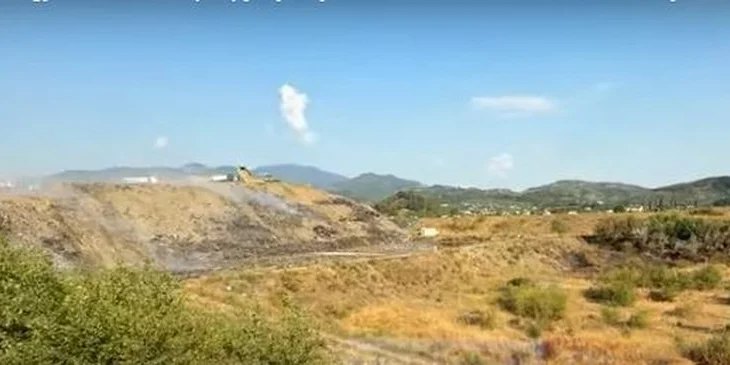 Pas gjashtë ditësh përpjekje, zjarri në landfillin e Elbasanit drejt shuarjes totale