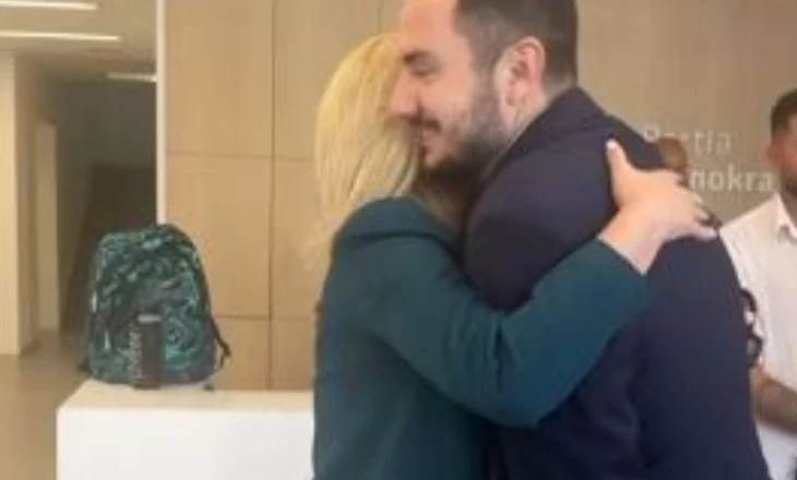 Pas lirimit nga burgu, Salianji mbërrin në selinë e PD! Pritet me përqafime nga kolegët demokratë
