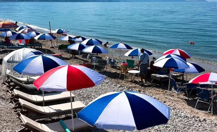 “Pas lirimit nga zaptimet e paligjshme”/ Rama: Në Qeparo, çadra falas për pushuesit