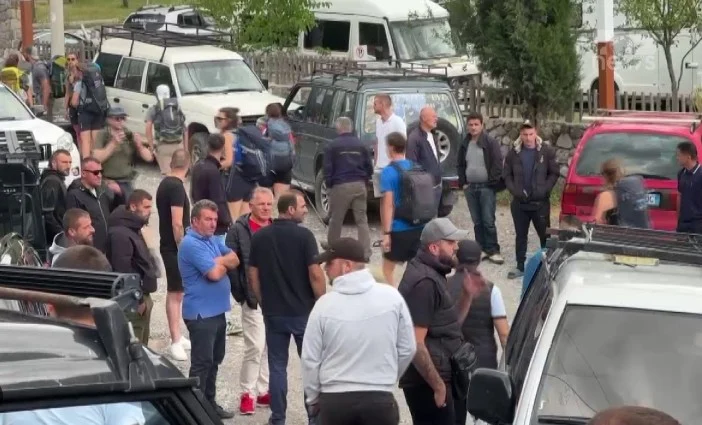 Pas përplasjeve me policinë, banorët e Thethit hapin rrugën për në fshat