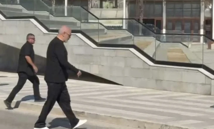 Pas ‘valës’ së dorëheqjeve, kryeministri Rama ‘zbarkon’ sërish në bashkinë e Vlorës! ‘Inspekton’ porositë e lëna