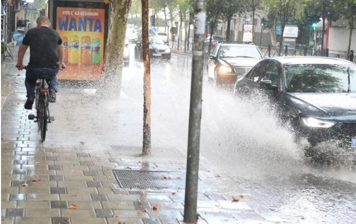 Pas vapës përvëluese, shiu pushton Tiranën (Foto)