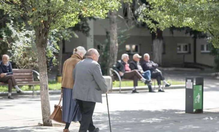 Pension i 13-të dhe rritje më e madhe për ata që marrin më pak, ekspertët e ekonomisë shpjegojnë si do rriten pensionet