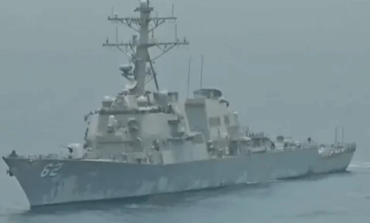 Përballje në Gjirin Persik/ Helikopteri iranian i pret rrugën anijes luftarake amerikane