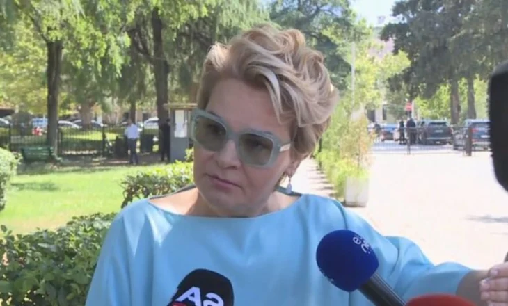 “Përdorimi i kartës nuk është mëkat”/ Kryemadhi ironizon Tedi Blushin: I largoi njerëzit nga Meta, mos do takat dhe fustanin tim?
