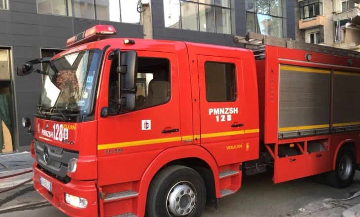 Përfshihet nga flakët autobusi i linjës Tiranë-Kamëz