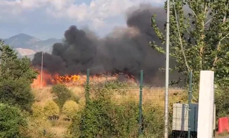 Përfshihet nga flakët landfilli i Elbasanit, ndërhyjnë shërbimet zjarrfikëse