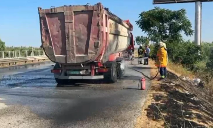 Përfshihet nga flakët rimorkio e kamionit në aksin Vlorë-Fier, shoferi del në kohë nga mjeti