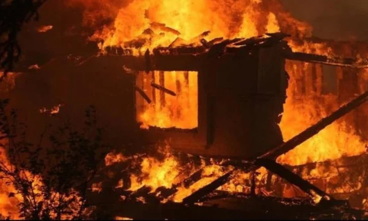 Përfshihet nga flakët shtëpia në Pogradec, familjarët shpëtojnë pa marrë lëndime