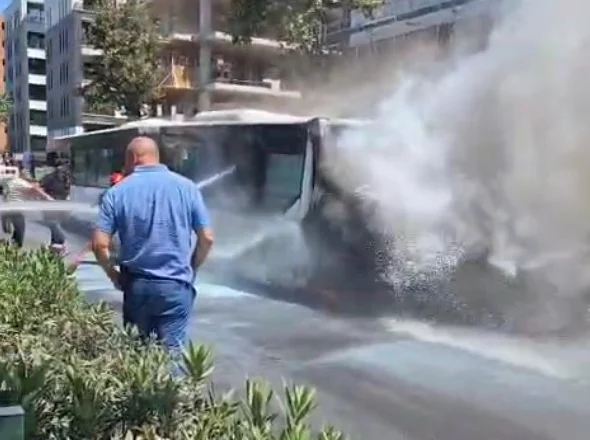 Përfshihet nga zjarri autobusi i linjës Tiranë-Kamëz
