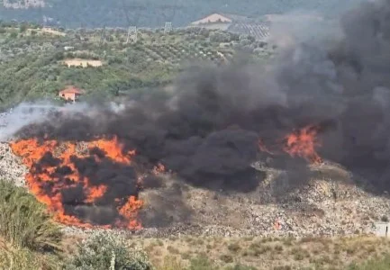 Përfshihet nga zjarri fusha e mbetjeve në Elbasan