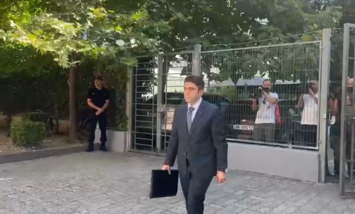 Përgjimet që implikuan Jonaid Myzyrin: Ne firmosim si delet, ata marrin lekët