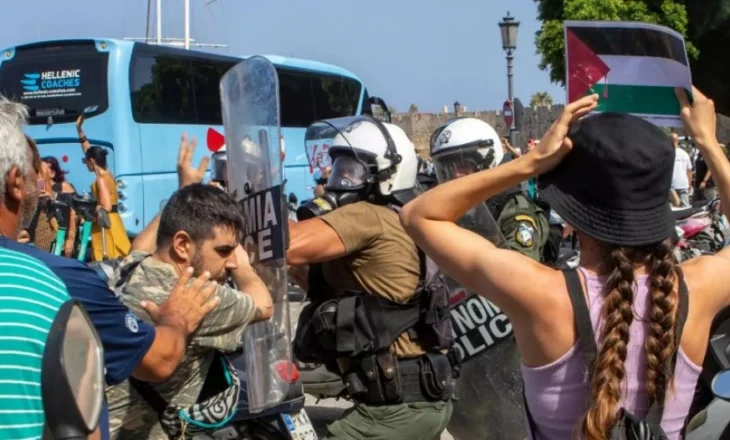 Përleshje në Rodos mes protestuesve dhe policisë greke gjatë vizitës së anijes turistike izraelite