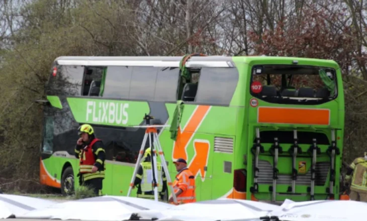 Përmbyset autobusi në Gjermani. 20 persona të plagosur, njëri prej tyre në gjendje të rëndë