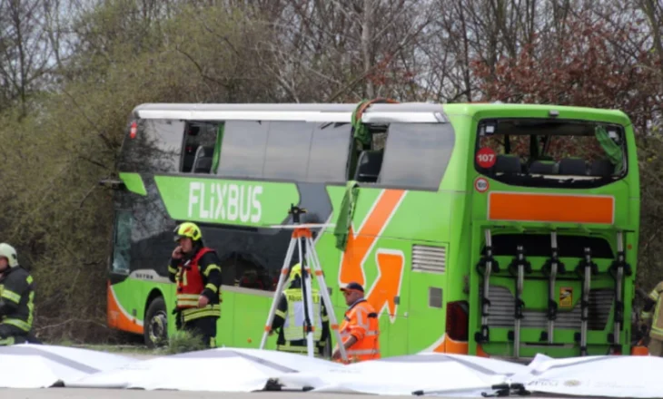 Përmbyset autobusi në Gjermani/ 20 të plagosur, njëri prej tyre në gjendje të rëndë