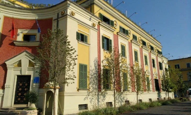 “Përmbysje” në bashkinë e Tiranës, ikin 4 nënkryetarët, vijnë të rinjtë (EMRAT)