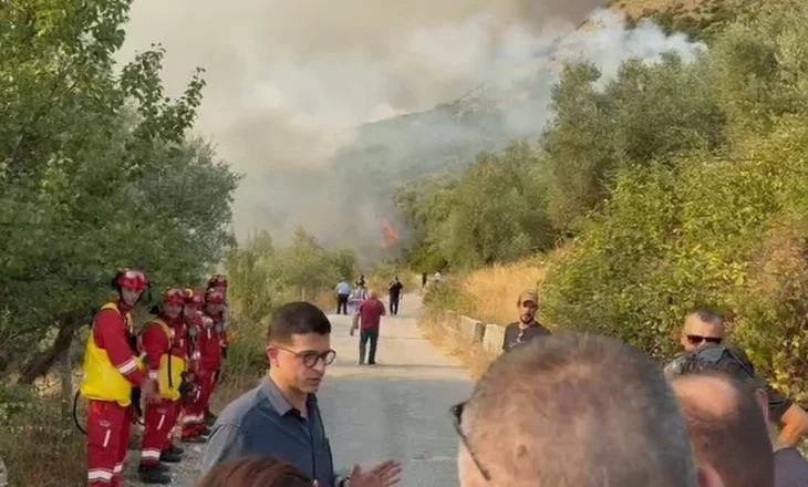 Përmirësohet situata e zjarreve në Delvinë, 4 helikopterë për shuarjen e flakëve. Tym i madh në Skërficë