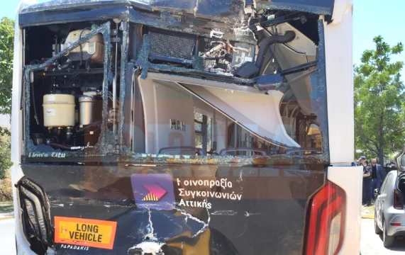 Përplasen dy autobusë në Athinë, 47 të plagosur, mes tyre 12 të mitur