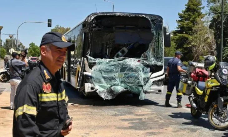 Përplasen dy autobusë në Athinë, 47 të plagosur, mes tyre 17 fëmijë