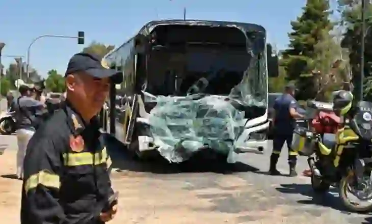 Përplasen dy autobusë në Athinë, 47 të plagosur, mes tyre dhe fëmijë