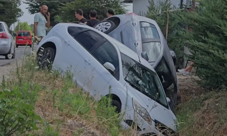 Përplasen dy automjete në aksin Fier–Berat, përfundojnë në kanal, detajet e para