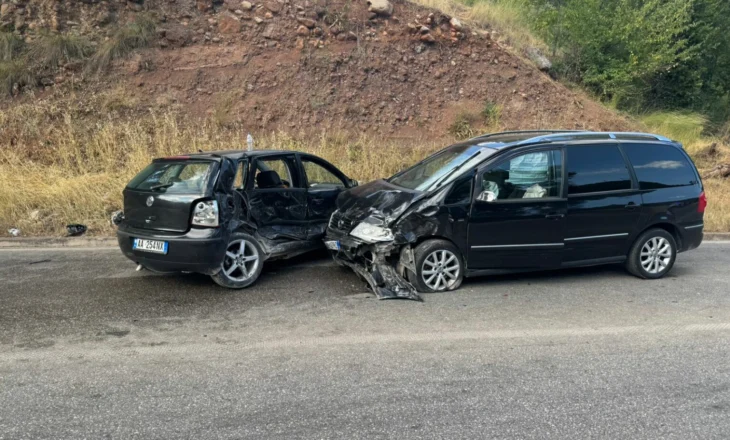 Përplasen dy makina në aksin Prrenjas–Librazhd, plagosen 4 anëtarë të një familjeje. Një në gjendje kritike