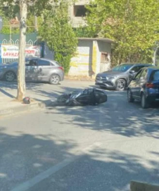 Përplasje e fortë në hyrje të Saukut/ Makina përplas motomjetin, drejtuesi lëndohet rëndë