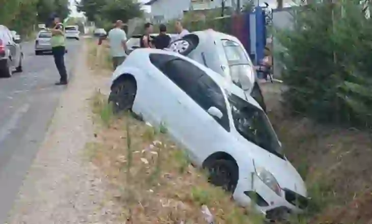 Përplasje ‘kokë më kokë’/ Automjeti përfundon në kanal, dy të plagosurit transportohen me urgjencë drejt spitalit