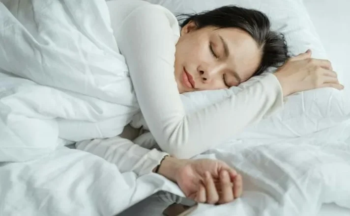 Pesë arsye të rëndësishme shëndetësore se pse duhet të flemë në anën e majtë