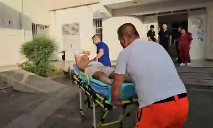 Pësoi djegie në trup teksa tentonte shuarjen e flakëve, publikohen pamjet nga spitali të shefit të Komisariatit (Foto)