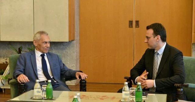 Petkoviq bisedon me ambasadorin rus për arrestimin e Popoviqit