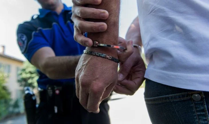 Pjesëtar i një rrjeti kriminal ndërkombëtar/ 50-vjeçari bie në prangat e policisë franceze (Emri)