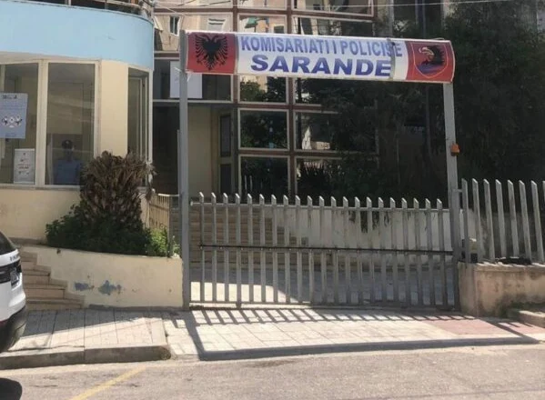 Plagosi 44-vjeçarin me thikë pas një zënke, vetëdorëzohet i riu në Sarandë (Emrat)