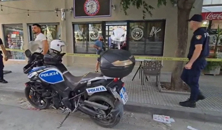 Plagosje me thikë në Vlorë, 25-vjeçari transportohet në spital