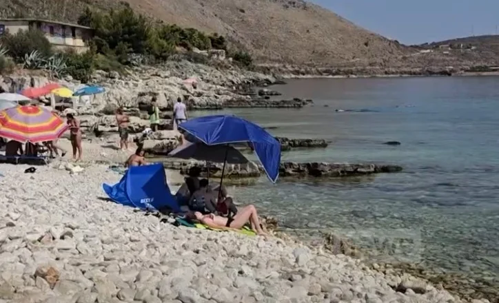Plazhet e jugut magjepsin të huajt/ Fundi i korrikut me fluks pushuesish