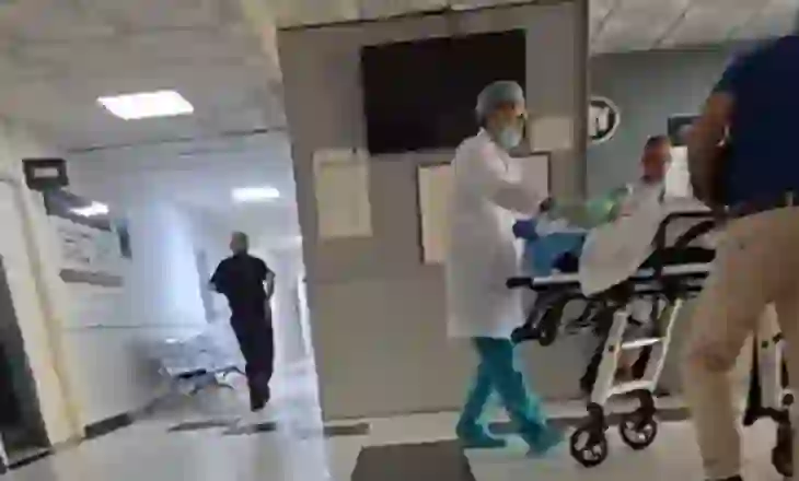 “Po më vdes çupa ore”/ Momente tensioni, adoleshentja niset drejt Traumës në gjendje të rëndë, policia shoqëron në komisariat babanë