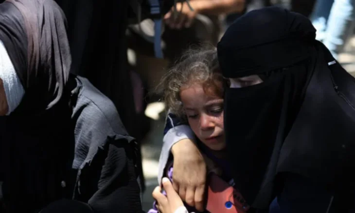 Po prisnin të merrnin ushqim nga kamionët me ndihma në Gaza, izraelitët nuk kursejnë sulmet! Të paktë 67 të vrarë