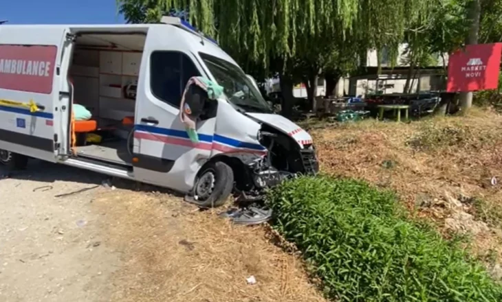 Po transportonte pacientin drejt reanimacionit në Gjirokastër, ambulanca përplaset me automjetin që i preu rrugën! Gjashtë persona të plagosur