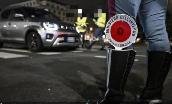 Po vëzhgonin 2 shpërndarësit shqiptarë, karabinierët kapin në flagrancë edhe policin rrugor duke blerë kokainë