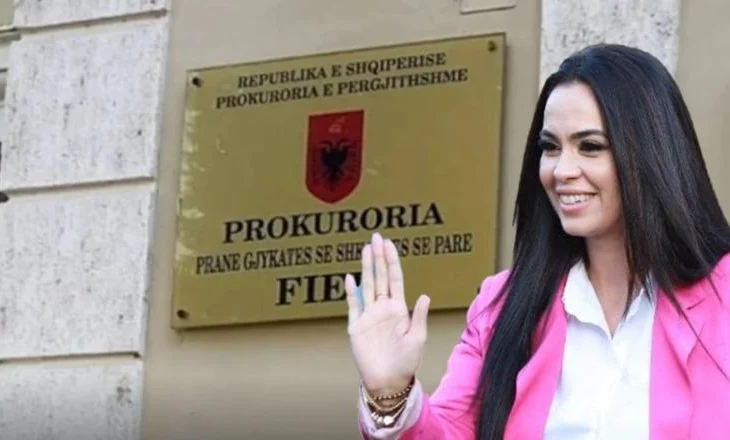 Policia ‘godet’ në Fier, disa të prangosur, mes tyre edhe ish-nënkryetarja e Bashkisë! Nuk arkëtuan 400 mln lekë taksa