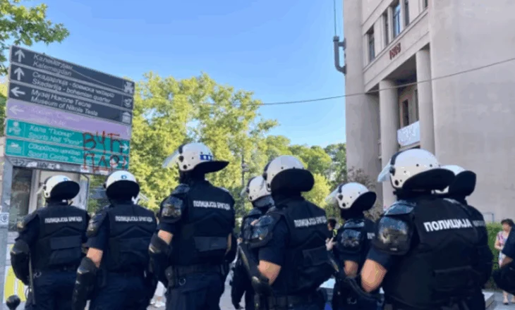 Policia heq bllokadat e trafikut, disa të ndaluar në Serbi