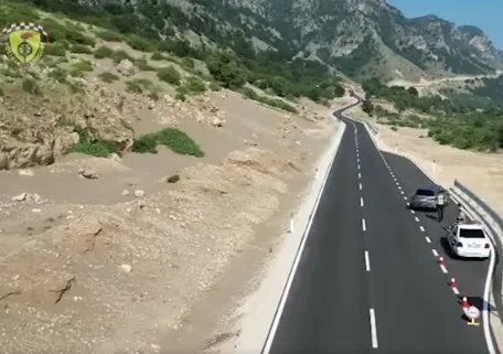 Policia kërkon të ndalojnë, të rinjtë ikin si në filma me shpejtësi