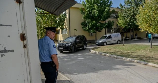 Policia në aksion/ Bastisje në Agjencinë e Kadastrit dhe atë të Arkivave Shtetërore