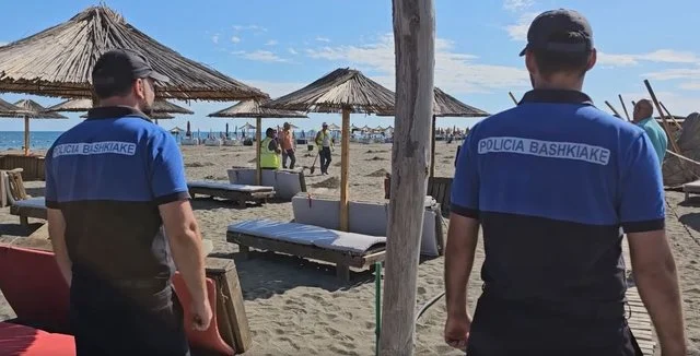 Policisë Bashkiake aksion në plazhin e Velipojës, sekuestrohen shezllonësh pa leje