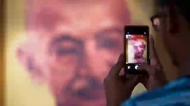 Portret i rrallë i Mahatma Gandhit shitet mbi 200 mijë dollarë në një ankand në Londër