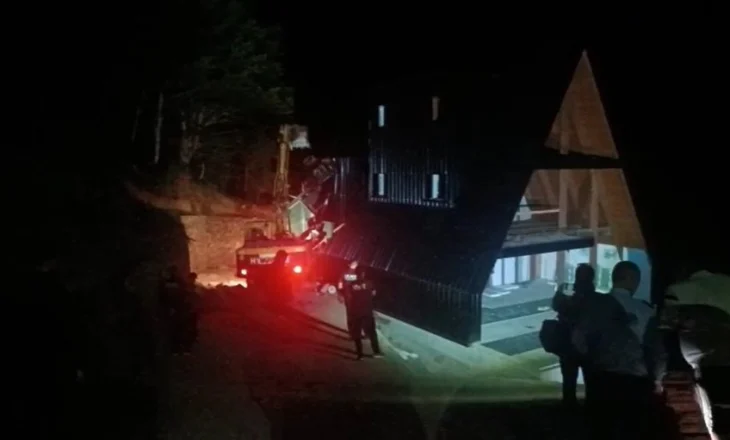 Prishet pas disa orëve tensione banesa e fundit e paligjshme në Theth! Banorët u futën në godinë, përplasje me policinë