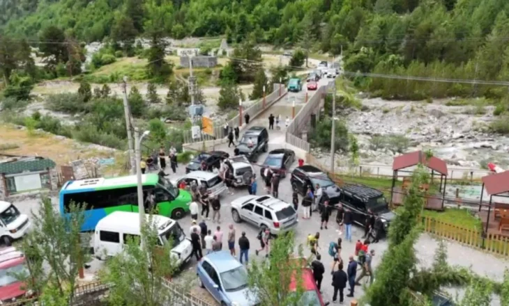 Prishja e ndërtimeve pa leje/ Tensione në Theth! Goditen me molotov fadromat e IKMT, policia në ndjekje të autorëve