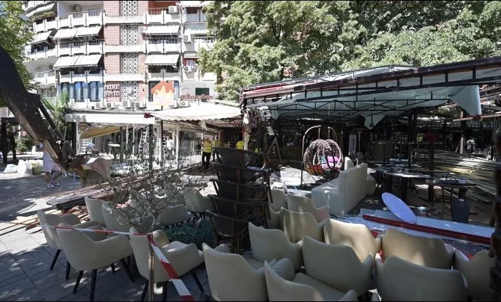 Pronarët e bizneseve te ‘Piazza’ në Tiranë refuzojnë lirimin e hapësirës publike, IMT dhe policia bashkiake çojnë fadromat