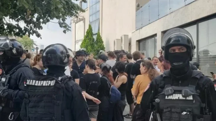 Protesta dhe bllokime rrugësh, “mosbindja civile” në Serbi hyn në javën e dytë